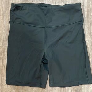 Athleta ultimate stash 7” short